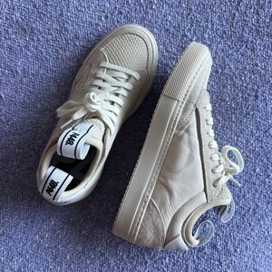 P448 Cream/White